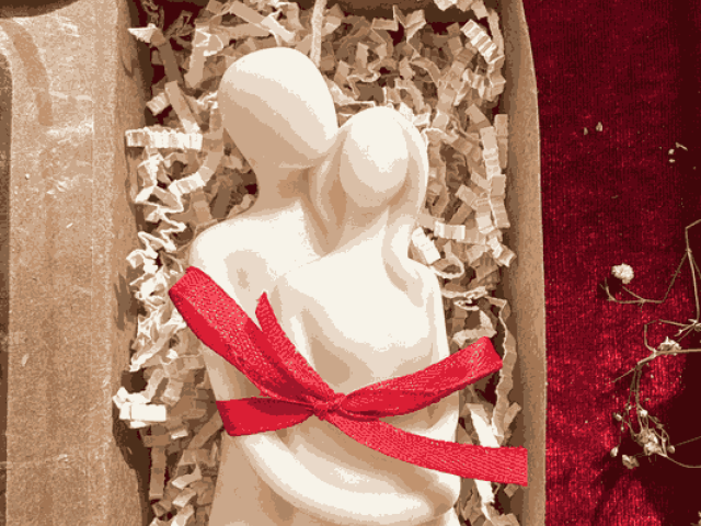 Feel The Love Glow Using Premium Romantic Gift Candles