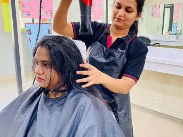 Lakme Academy Pimpri:-Hair Style Training in Pimpri