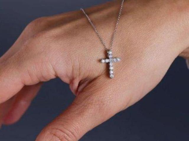 Best Quality Cross Lab-Grown Diamond Necklace in London.