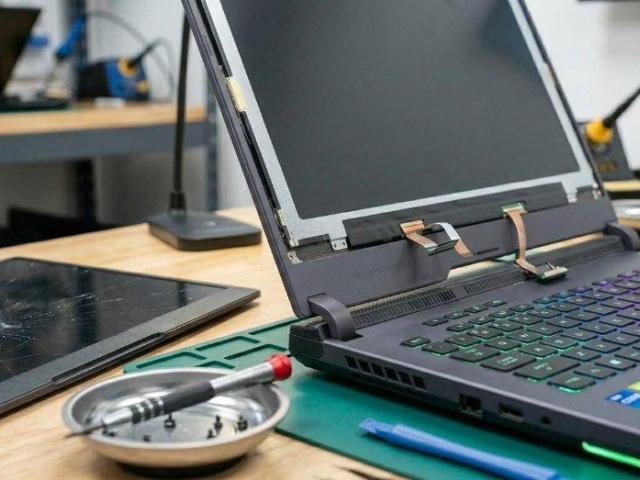 New screen replacing broken laptop screen