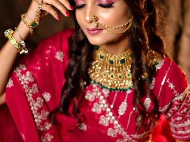 Lakmé Academy Powered By Aptech:-Beautician Makeup Training Institute in Satellite Ahmedabad