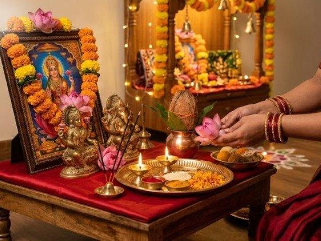 Book Maha Lakshmi Puja Online for Wealth, Prosperity & Divine Blessings